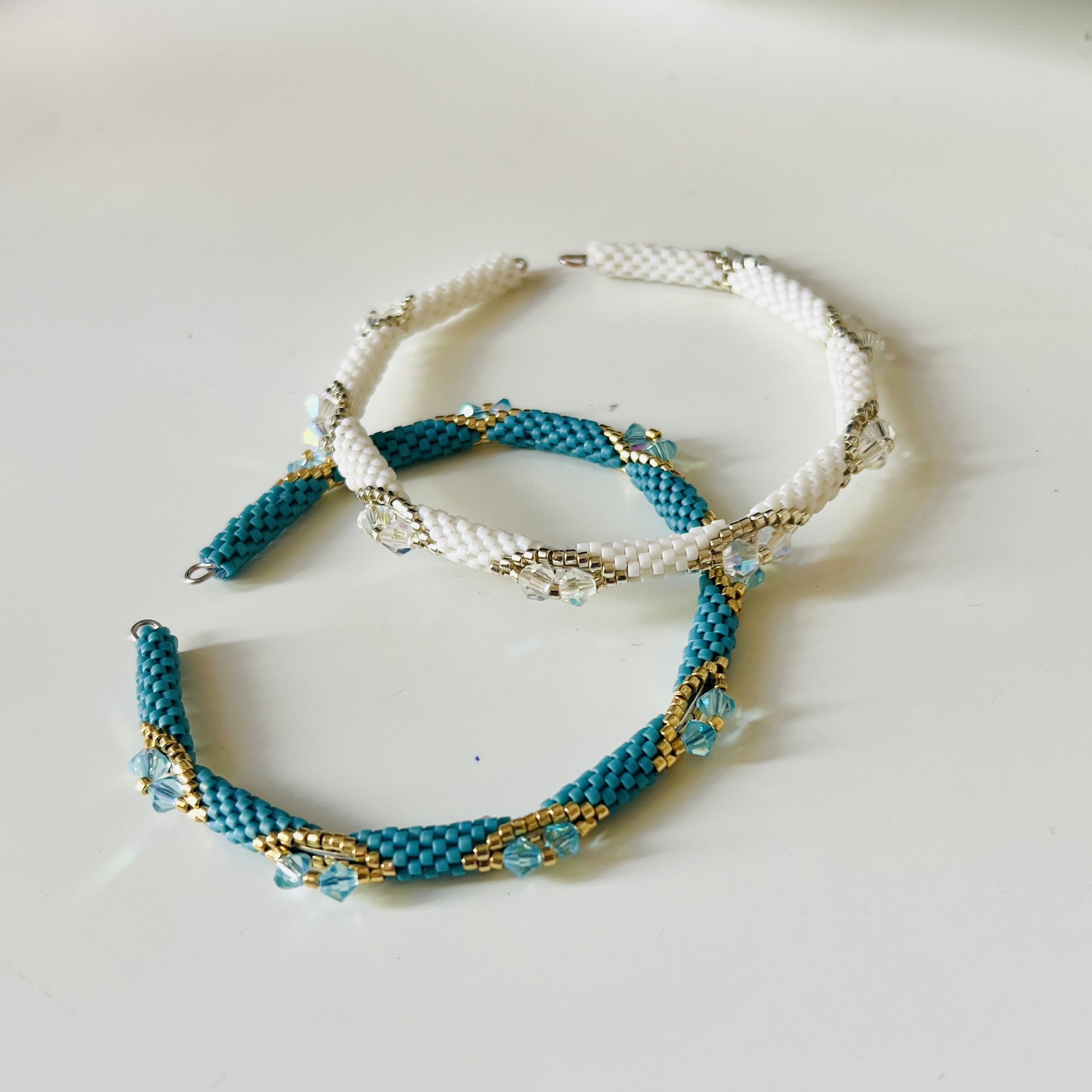 Šitý bangle náramek z Miyuki Delica a Bicone 4mm 