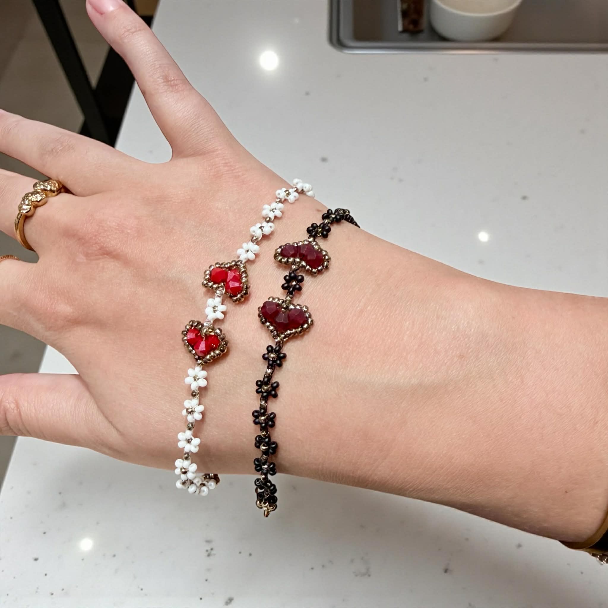 Náramek se srdíčky z korálků – romantický projekt krok za krokem