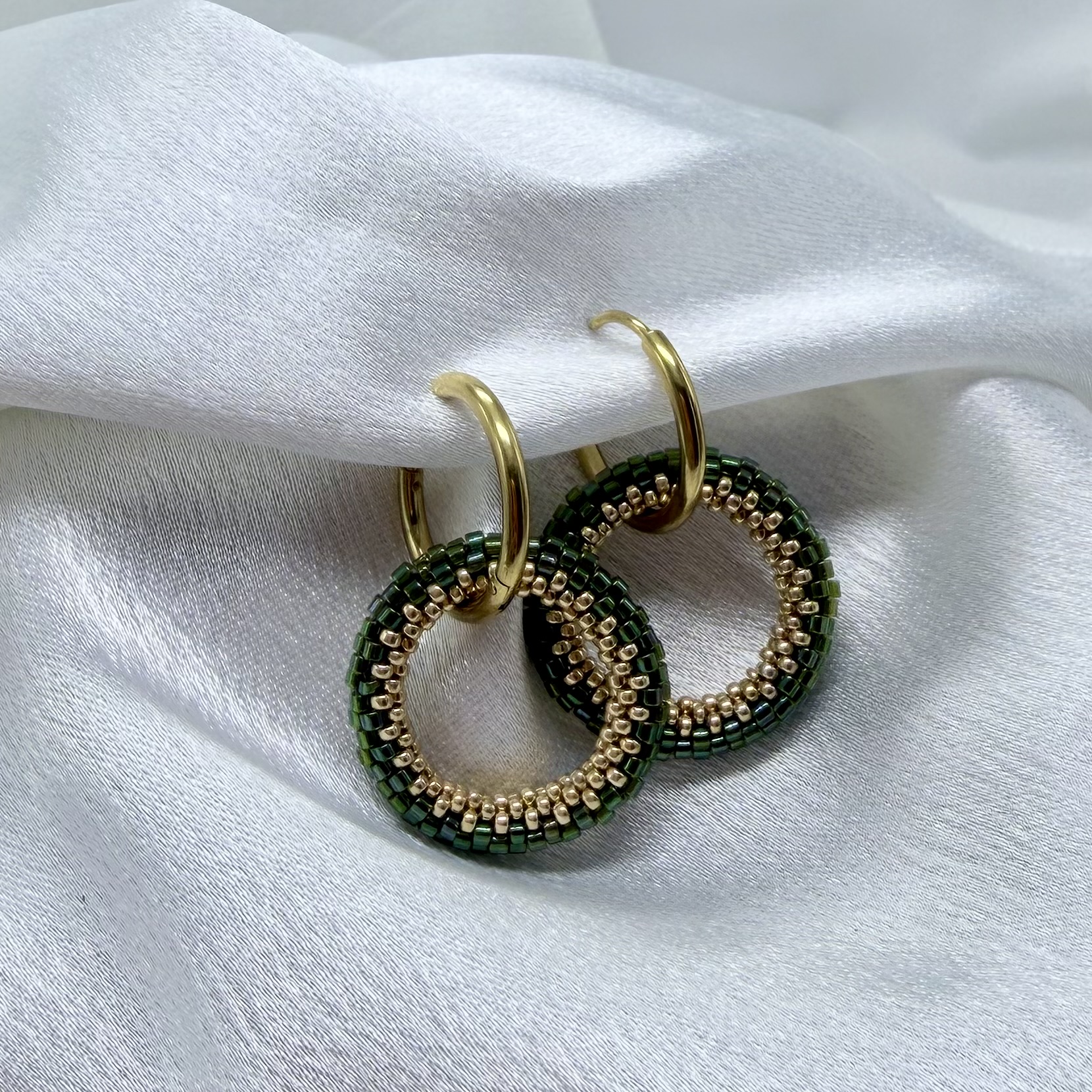 Náušnice Orbit - Smaragdové