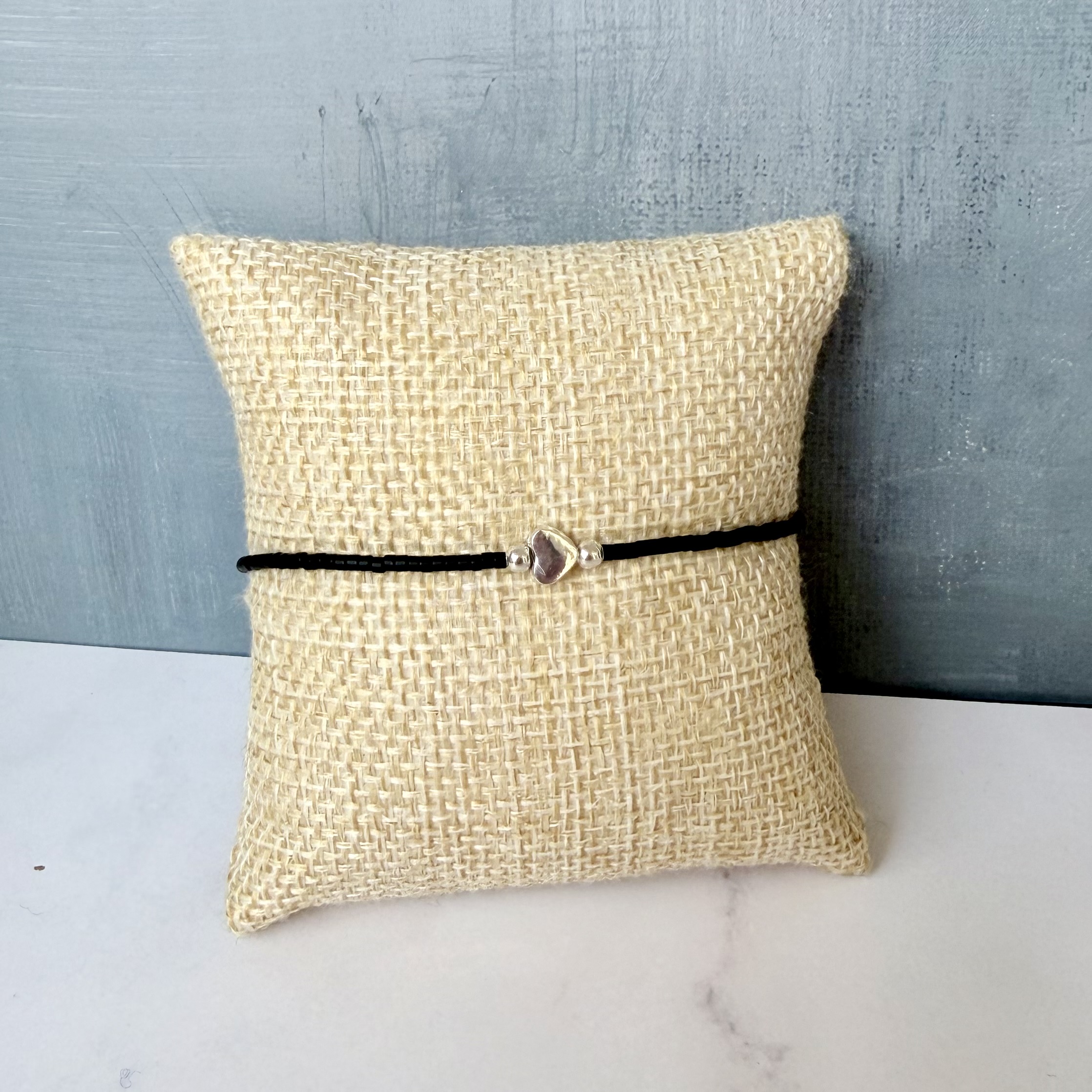 Náramek Minimal na šňůrce - matná černá se stříbrným srdcem