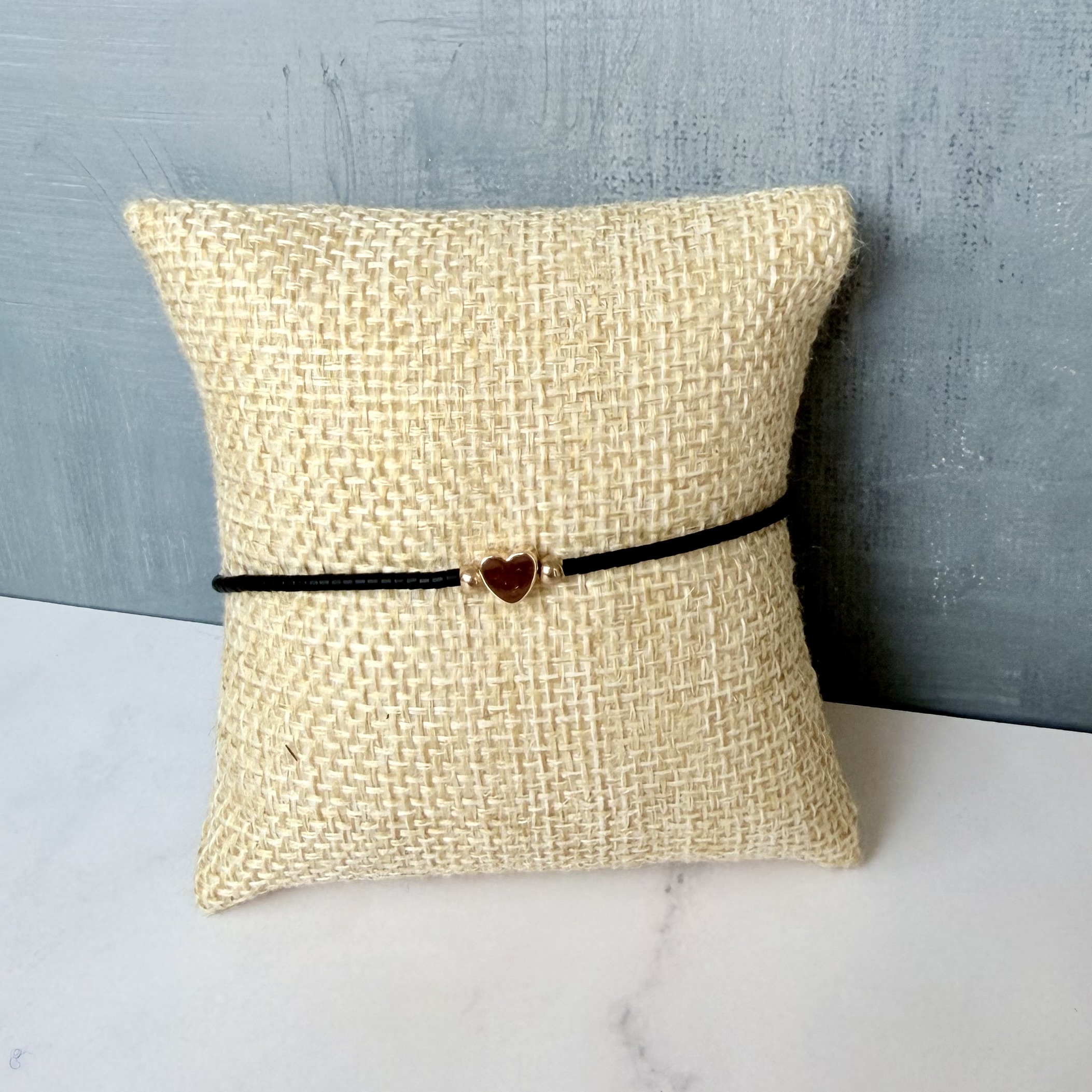 Náramek Minimal na šňůrce - matná černá se zlatým srdcem