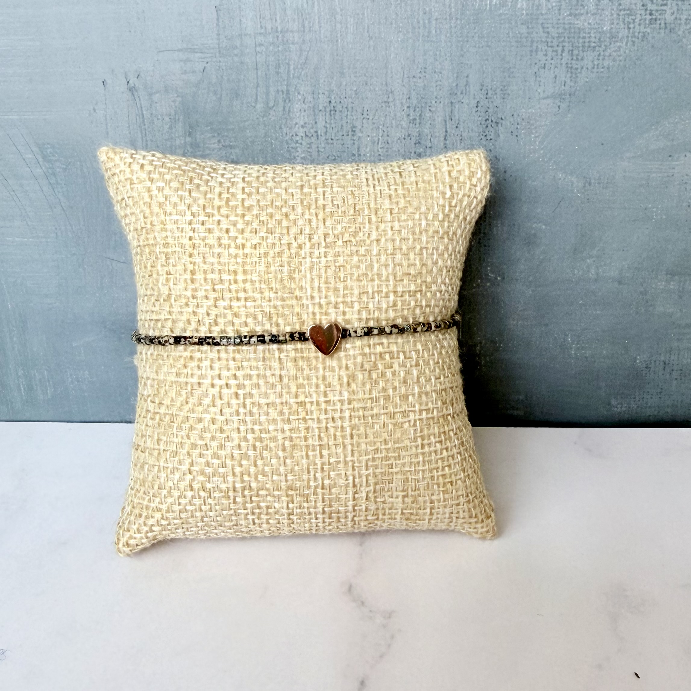 Náramek Minimal na šňůrce - přírodní se zlatým srdcem