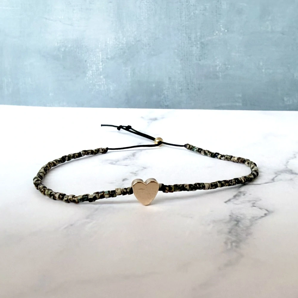 Náramek Minimal na šňůrce - přírodní se zlatým srdcem