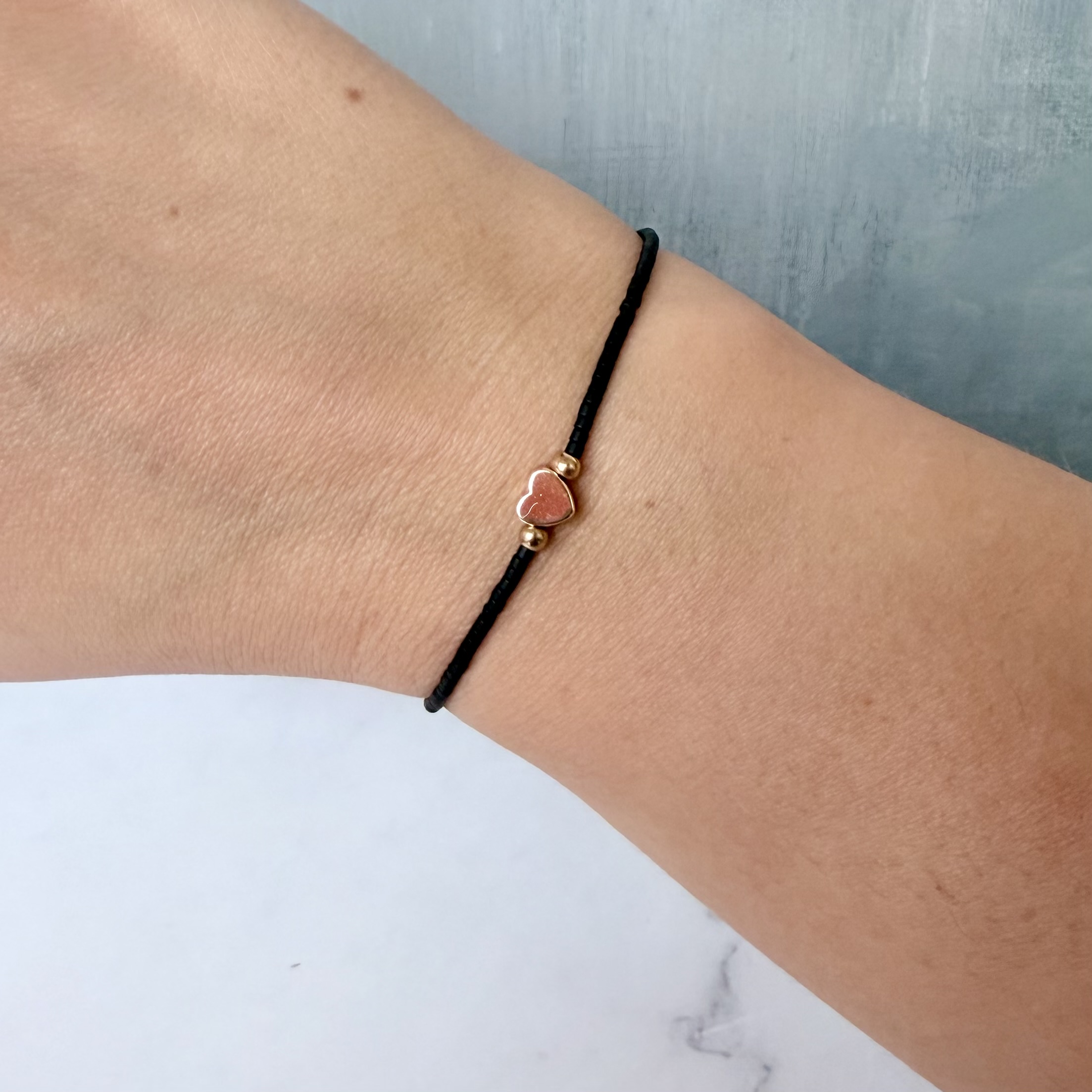 Náramek Minimal na šňůrce - matná černá se zlatým srdcem