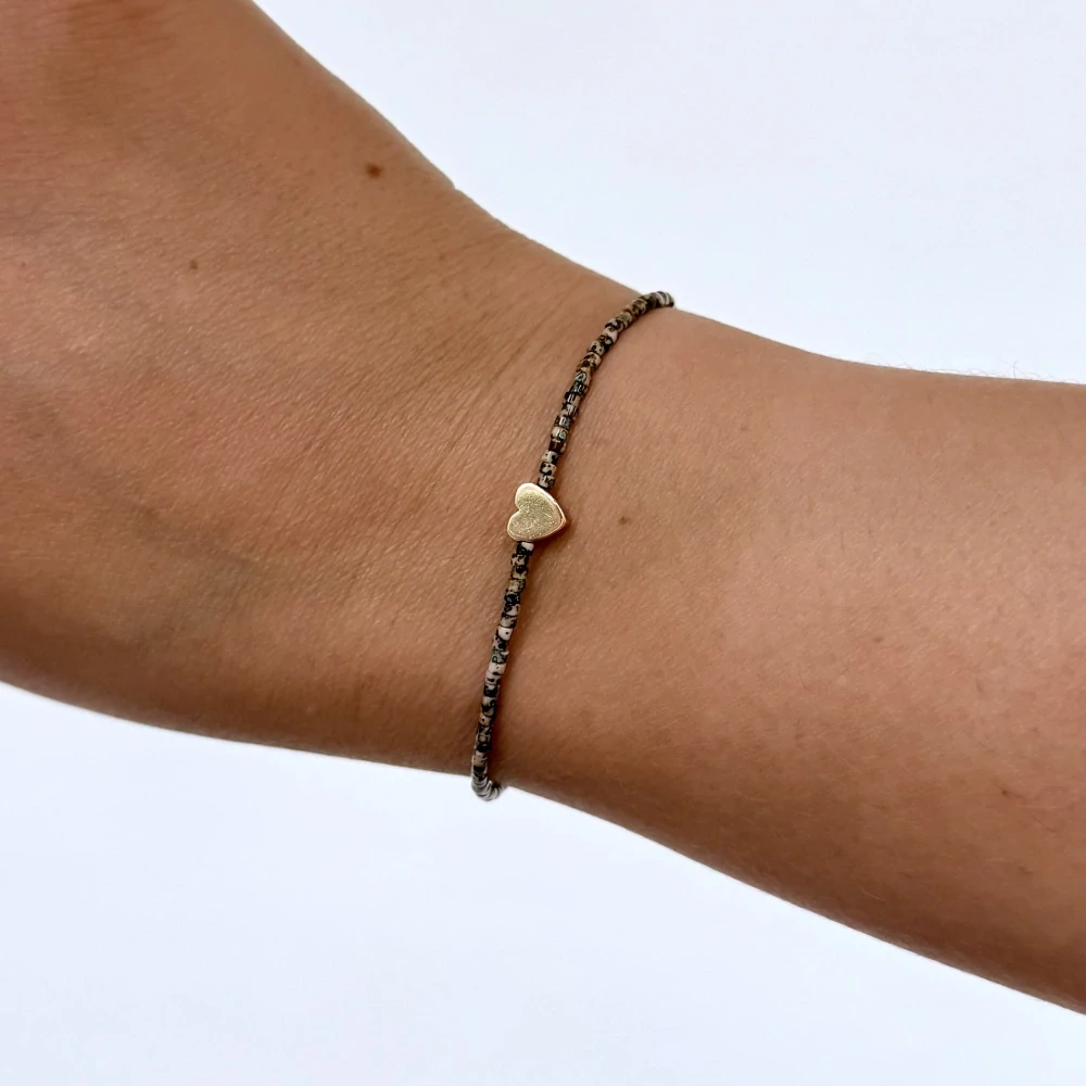 Náramek Minimal na šňůrce - přírodní se zlatým srdcem